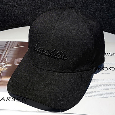 Női sportsapka hímzéssel