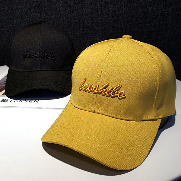 Női sportsapka hímzéssel