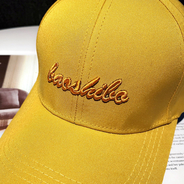 Női sportsapka hímzéssel