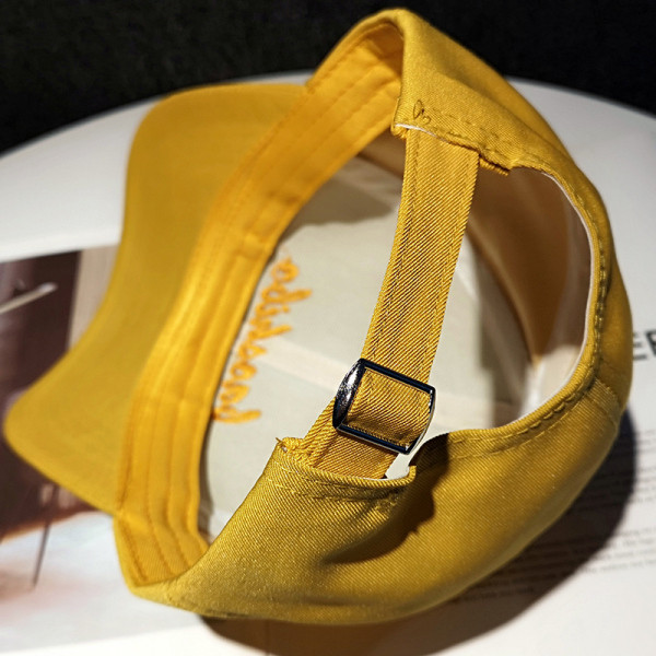 Női sportsapka hímzéssel