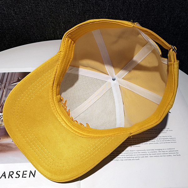 Női sportsapka hímzéssel