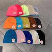 Téli kötött sapka emblémával