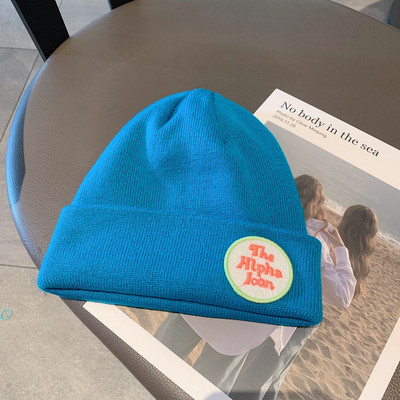 Téli kötött sapka emblémával