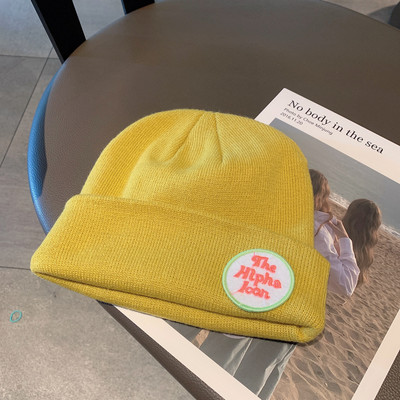 Téli kötött sapka emblémával