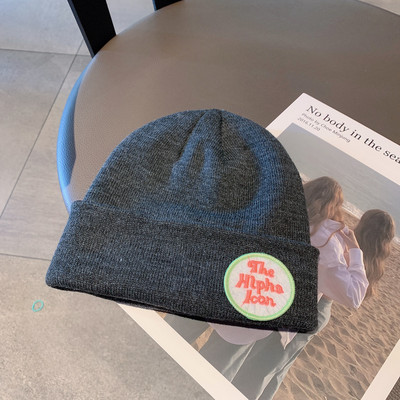 Téli kötött sapka emblémával