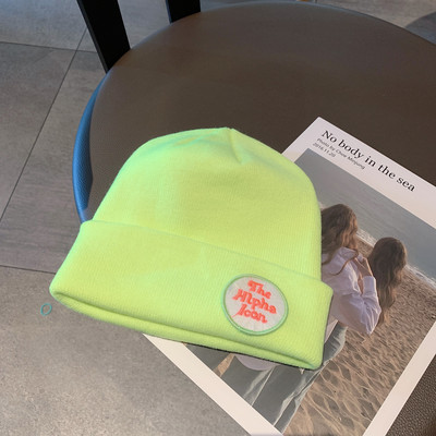 Téli kötött sapka emblémával