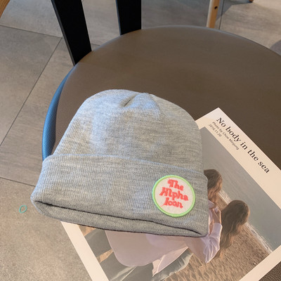 Téli kötött sapka emblémával