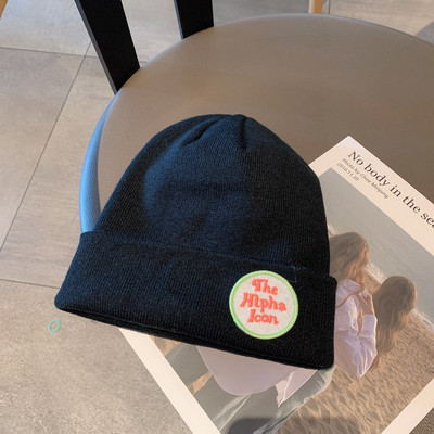 Téli kötött sapka emblémával