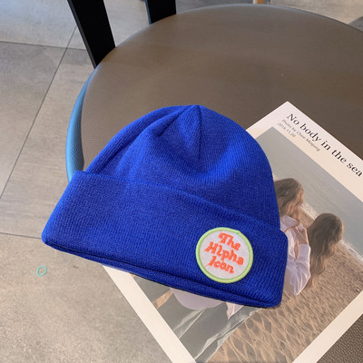 Téli kötött sapka emblémával