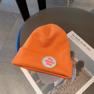 Téli kötött sapka emblémával