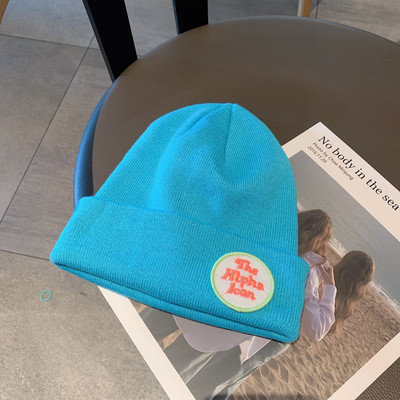 Téli kötött sapka emblémával