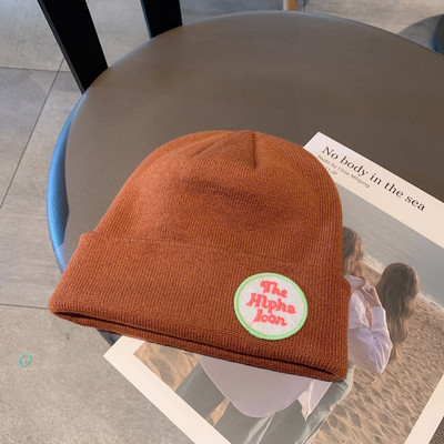 Téli kötött sapka emblémával