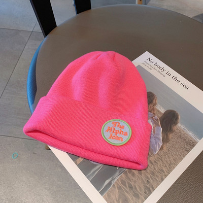 Téli kötött sapka emblémával