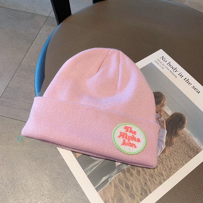 Téli kötött sapka emblémával