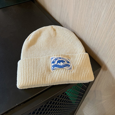 Téli kötött sapka emblémával