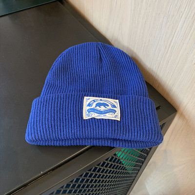 Téli kötött sapka emblémával