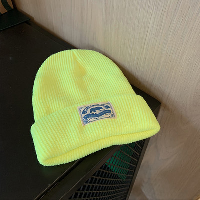 Téli kötött sapka emblémával