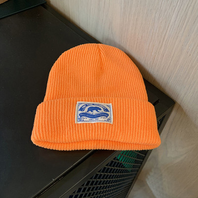 Téli kötött sapka emblémával