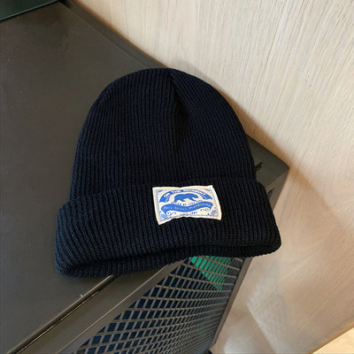 Téli kötött sapka emblémával