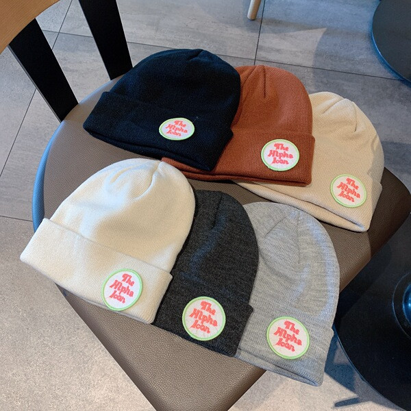 Téli kötött sapka emblémával