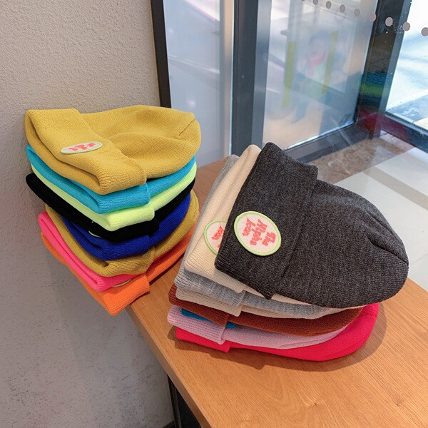 Téli kötött sapka emblémával