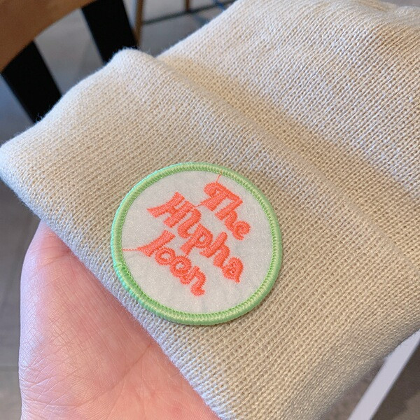 Téli kötött sapka emblémával