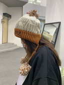 Téli kötött női sapka felirattal és nyakkendővel