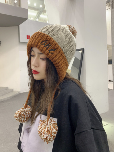 Téli kötött női sapka felirattal és nyakkendővel