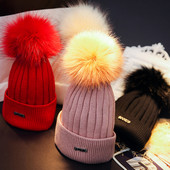 Női téli sapka pehely és fém elemmel