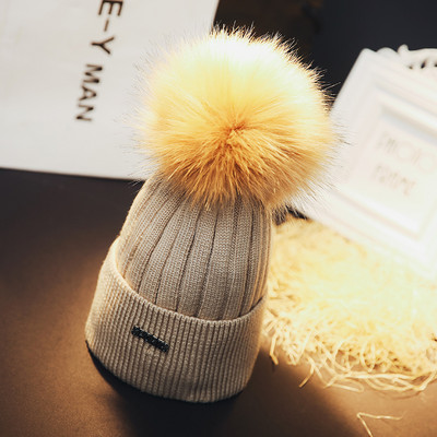 Női téli sapka pehely és fém elemmel