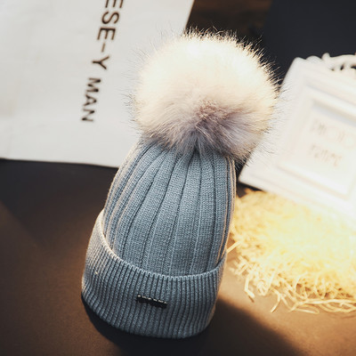 Női téli sapka pehely és fém elemmel