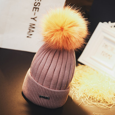 Női téli sapka pehely és fém elemmel