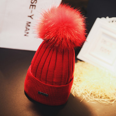 Női téli sapka pehely és fém elemmel