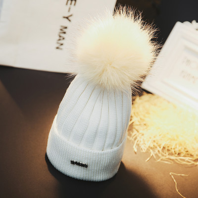 Női téli sapka pehely és fém elemmel