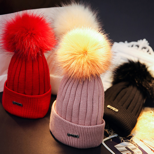Női téli sapka pehely és fém elemmel