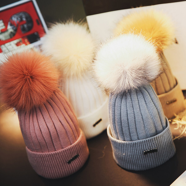 Női téli sapka pehely és fém elemmel