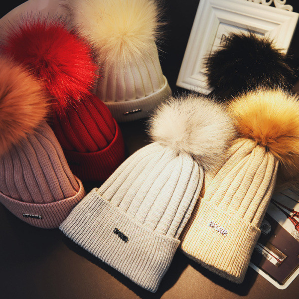 Női téli sapka pehely és fém elemmel