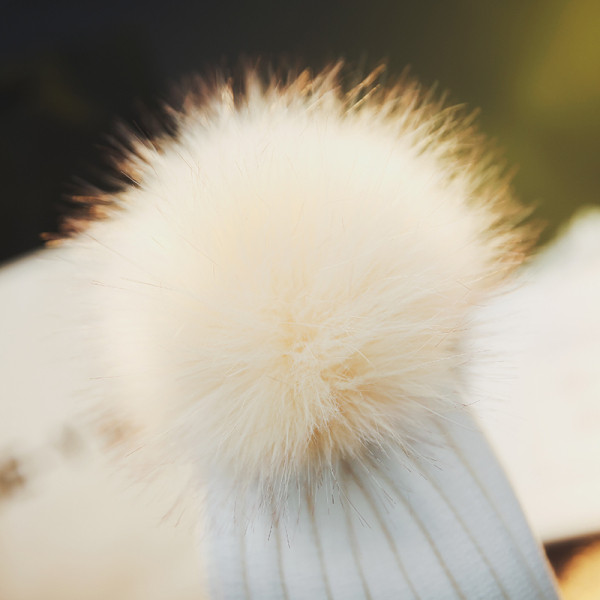 Női téli sapka pehely és fém elemmel