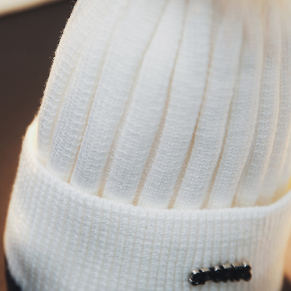 Női téli sapka pehely és fém elemmel