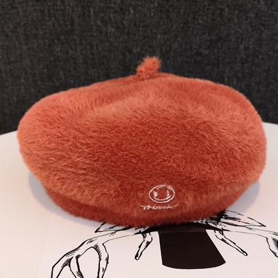 Plüss női beret hímzéssel