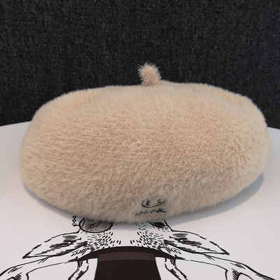 Plüss női beret hímzéssel