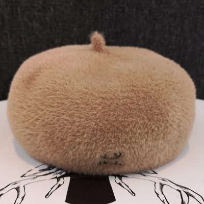 Plüss női beret hímzéssel