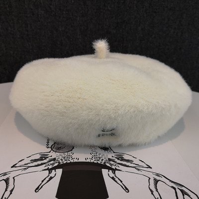 Plüss női beret hímzéssel