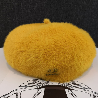 Plüss női beret hímzéssel