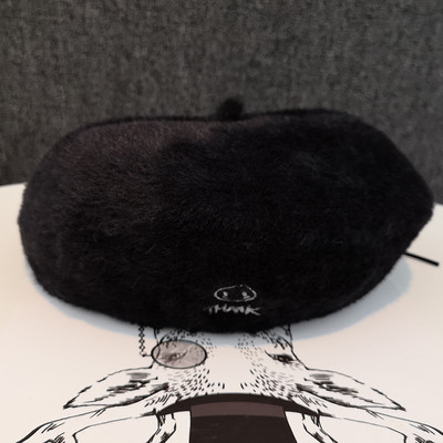 Plüss női beret hímzéssel