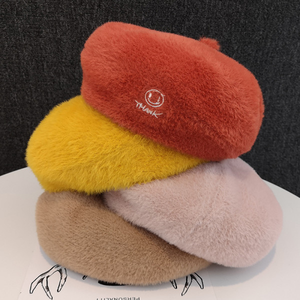 Plüss női beret hímzéssel