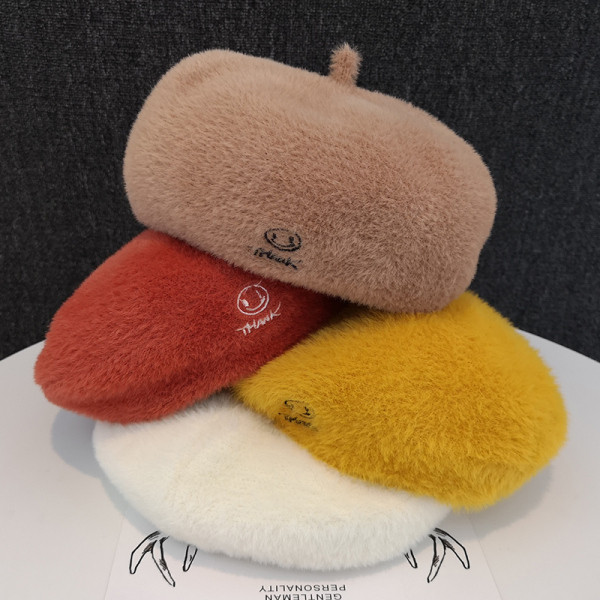 Plüss női beret hímzéssel