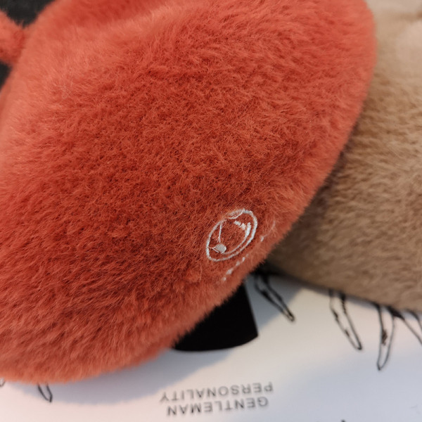 Plüss női beret hímzéssel