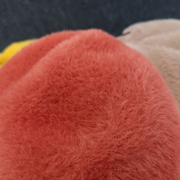 Plüss női beret hímzéssel