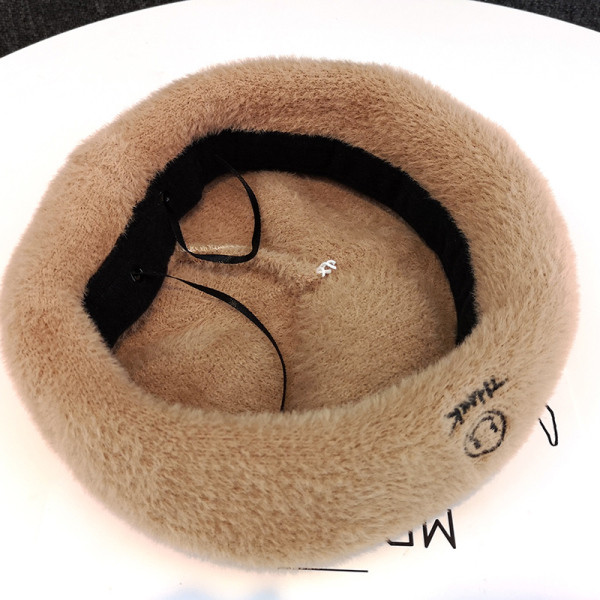 Plüss női beret hímzéssel